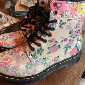 Floral Docs Size 37 US W6 NWOT